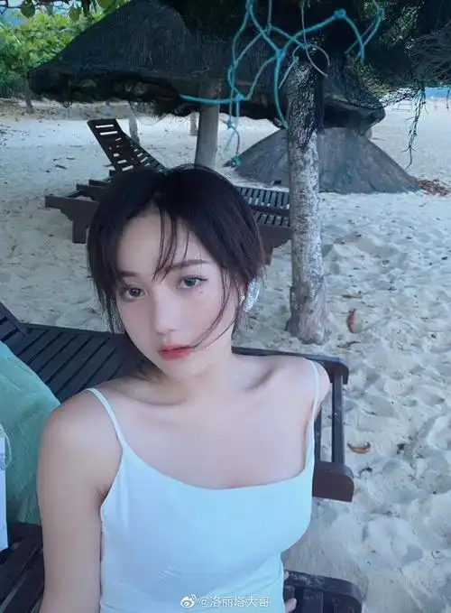 由于长相秀气,她的汉服扮相确实能给人以眼前一亮的感觉.