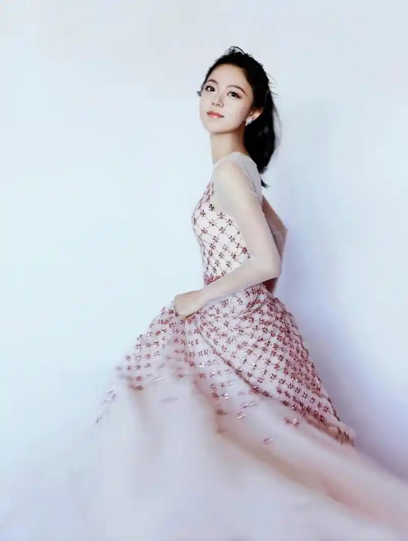 网友:新晋"国民闺女"赵今麦,粉色连身公主裙阳光写真,身材真好