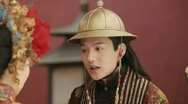 第一集中还对昭华非常反感的拉旺多尔济, 只因昭华的一次哭诉便态度