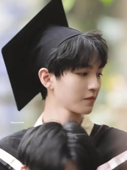 王俊凯  学士服的俊凯绝绝子989898#宝藏男孩王俊凯  #学士服