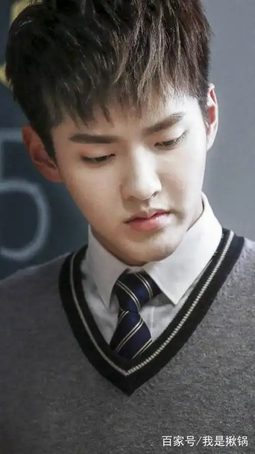 吴亦凡的五官也是属于精致的类型,剪寸头前也是很帅气的,吴亦凡的脸型