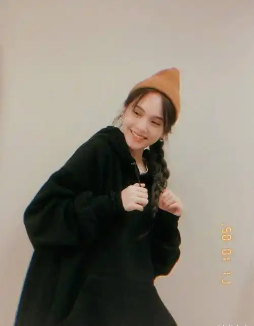 杨丞琳晒素颜健身照穿撞色t恤衫配高马尾脸颊微红美回18岁