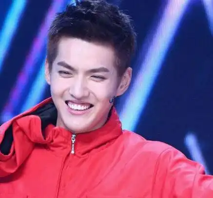 图吴亦凡笑的时候牙龈漏的好多自曝姐弟恋挺正常