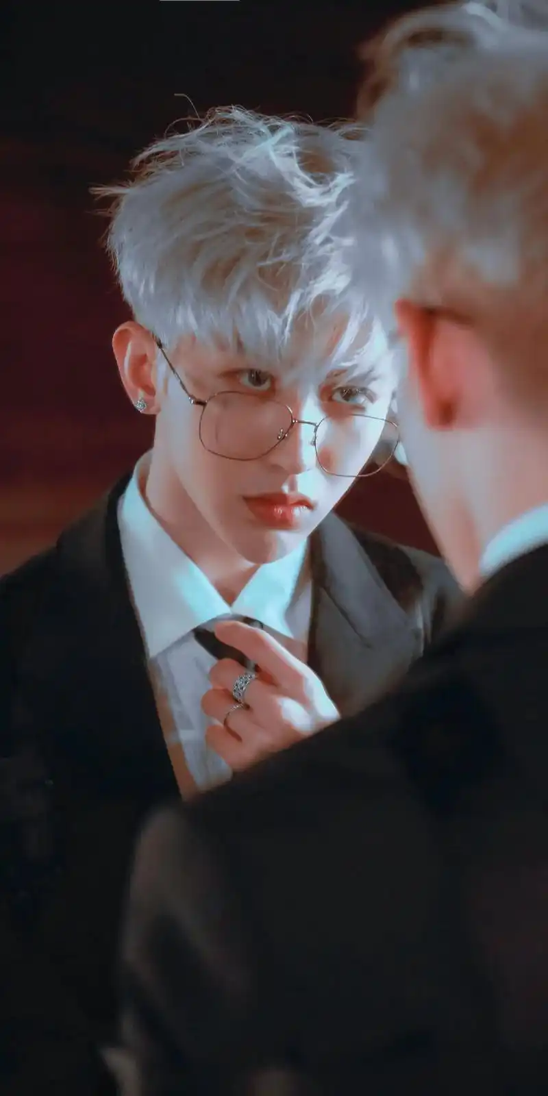 蔡徐坤宫廷风小王子走秀全程又飒又帅 腰细腿长倒三角点击收获绝美了