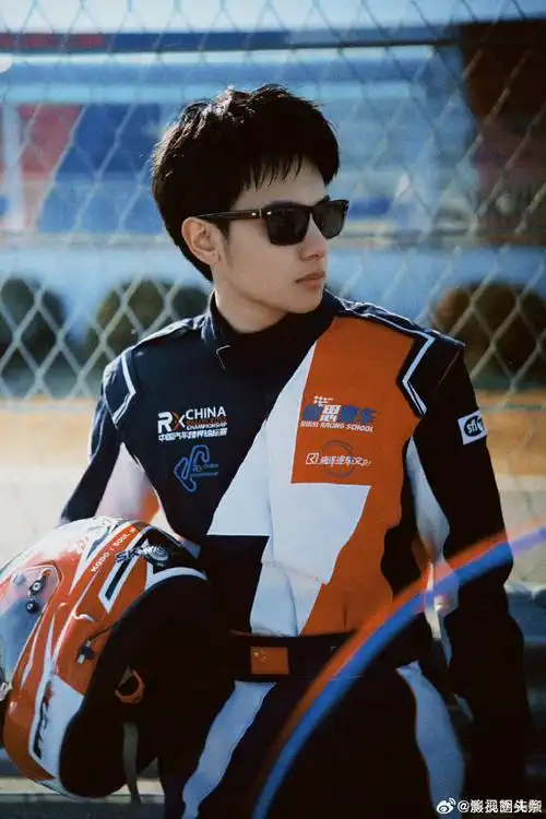 胡先煦晒赛车服造型##胡先煦这回持证开车