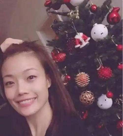 照片中容祖儿素颜出镜状态很好如今已经40岁了但是还是宛如20随你