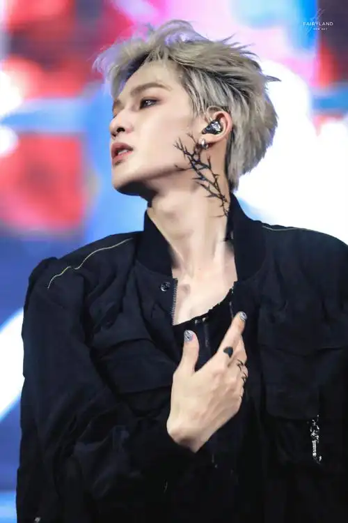 朱正廷罗蒙环球乐园#朱正廷新舞台这个纹身好帅好野