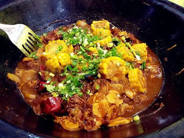 东北铁锅炖,锅上在放上一屉花卷.