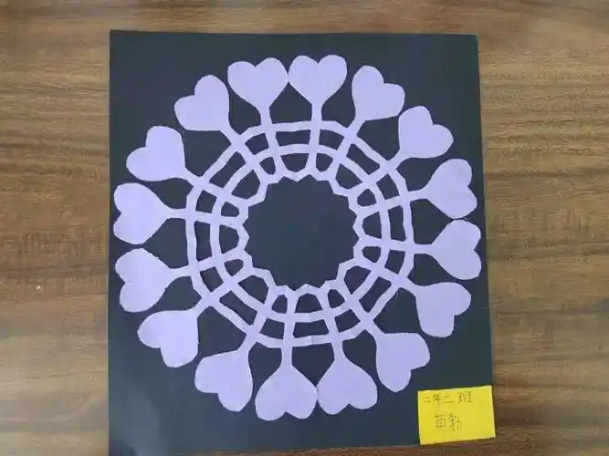 将剪纸与轴对称结合在一起,帮助同学们进一步加强对轴对称图形的认识