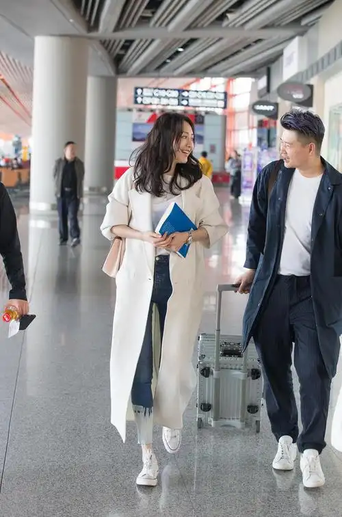 王鸥街拍图片:长款大衣简约又有女人味_明星_美桌图片库