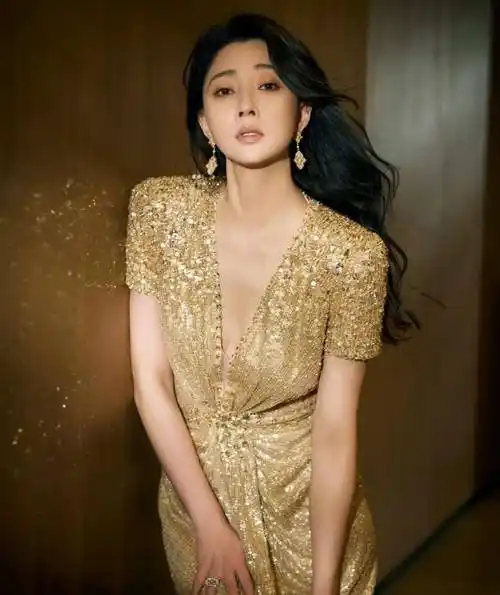 她是演员中的女富豪,多辆豪车换着开,如今45岁却活得像20岁_殷桃_生活