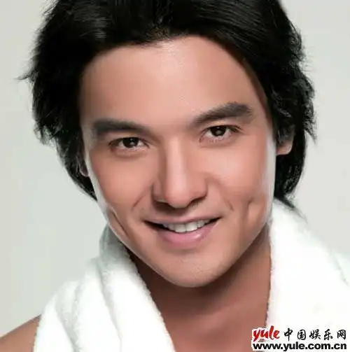 阳光才子能"演"善"导" 冯德伦半裸出镜