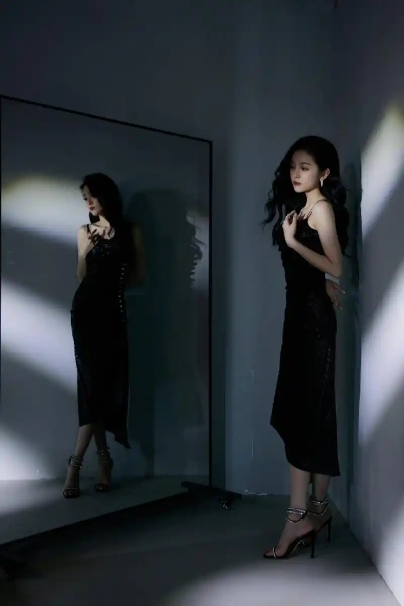 吴宣仪的一字带高跟凉鞋造型,如夜空中的繁星,闪烁着迷人的光芒.