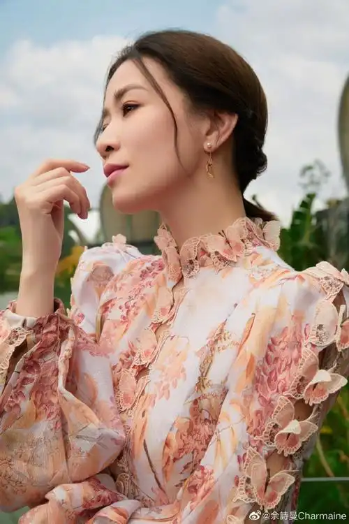 佘诗曼美发自拍##佘诗曼晒美发照