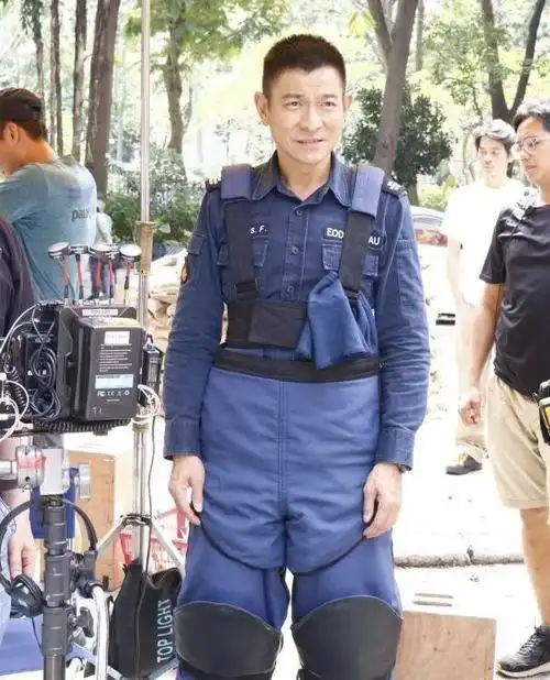 57岁刘德华最新面部特写双颊凹陷皱纹明显网友称瘦到只剩皮囊