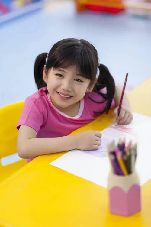 东方人,婴儿,儿童,一个人,坐,微笑,竖图,彩色,室内,白天,侧面,快乐