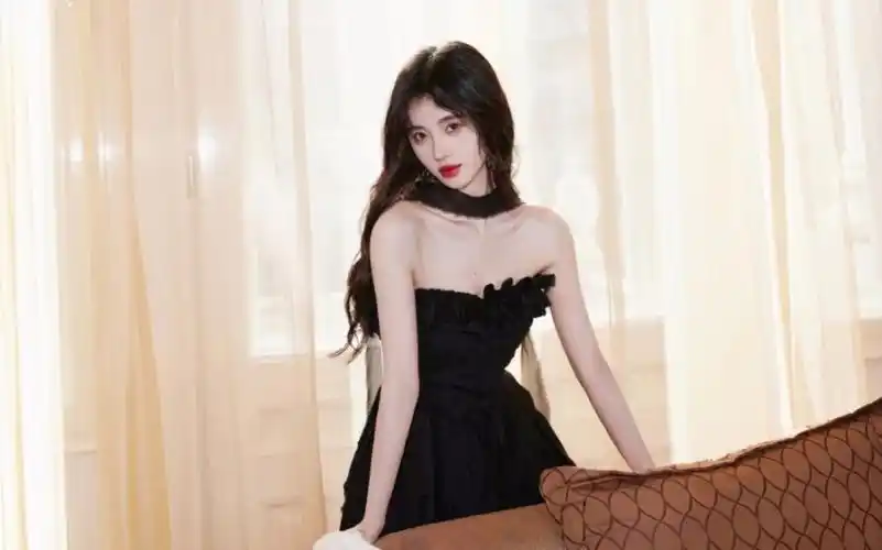 【鞠婧祎】这一身黑色抹胸长裙,气质直接拉满,谁见了不叫一声鞠总啊!