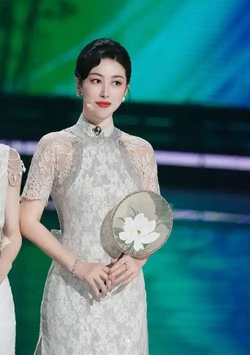 被朱珠的上班图惊艳到!梳了盘发穿旗袍秒变"水蜜桃",性感又迷人