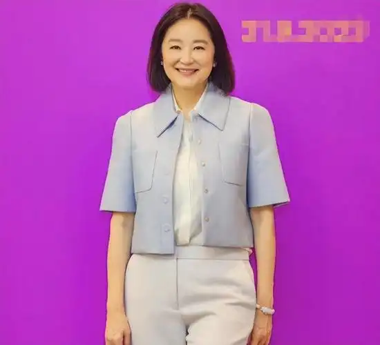 林青霞现身香港大学,脸发福鱼尾纹重似大妈,男友人站身侧笑开花|整容