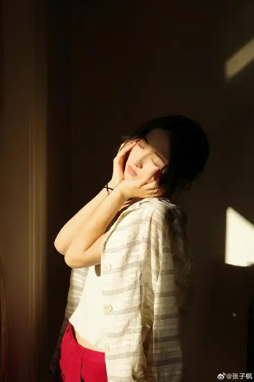 张子枫连发12张照片