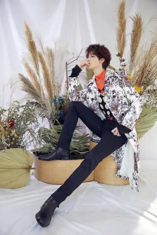 朱正廷优雅西装不乏绅士风度简约高级尽显潮流典雅且高级