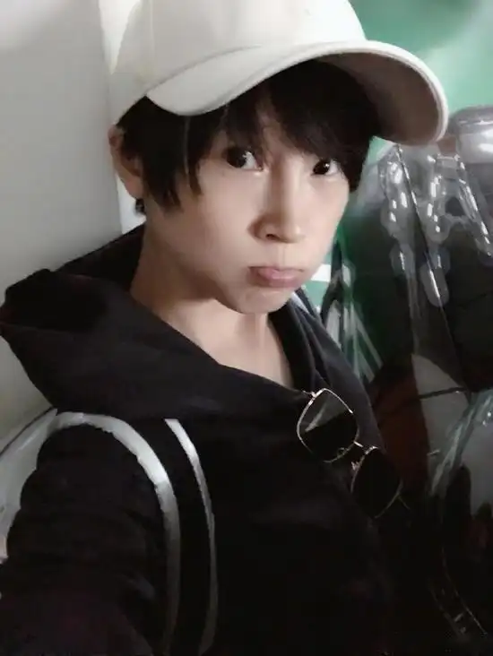 【谢楠自曝孕肚太大下车被卡住,晒照嘟嘴卖萌很无辜】今日,谢楠在自己