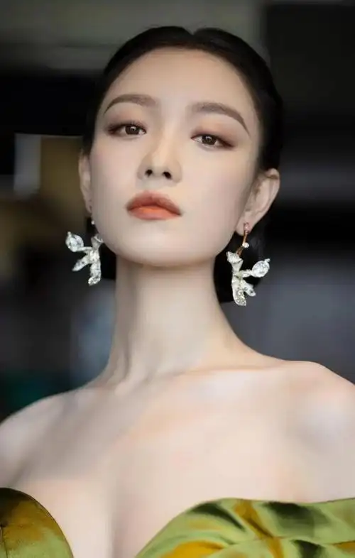 真人比上镜更漂亮,引起网友热议|倪妮|时尚大片|线条_新浪新闻