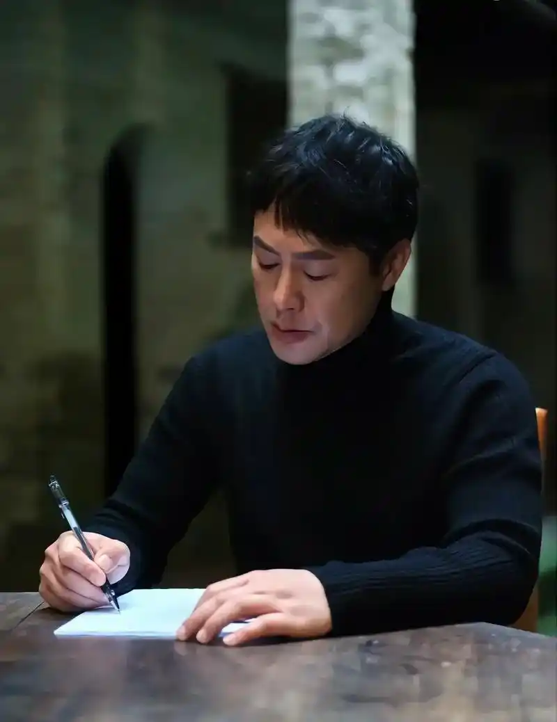 一个热爱生活的人谁能不喜欢幽默风趣成熟稳重心思细腻穿了西装简直就