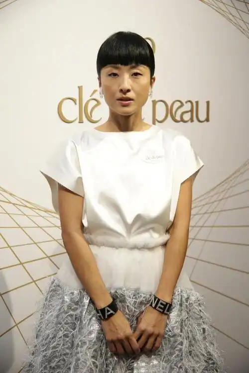 陈奕迅老婆徐濠萦真时髦绿色西装套装配小白鞋穿搭造型好洋气