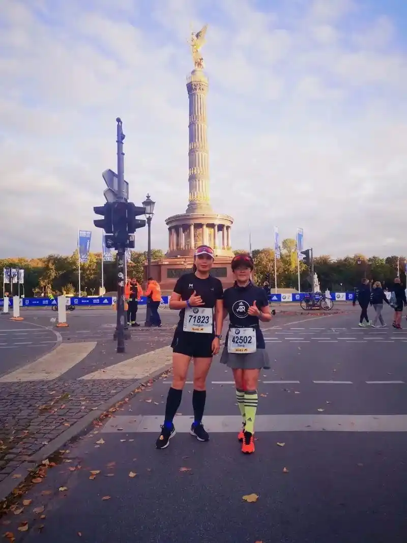 2022年柏林马拉松开跑,姐也是跑过勃兰登堡门的人,往后的日 - 抖音