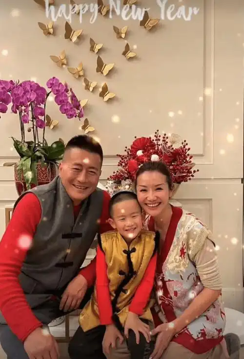 原创江珊前夫高曙光独自带娃小52岁儿子长像妈曝光家中三层小洋楼