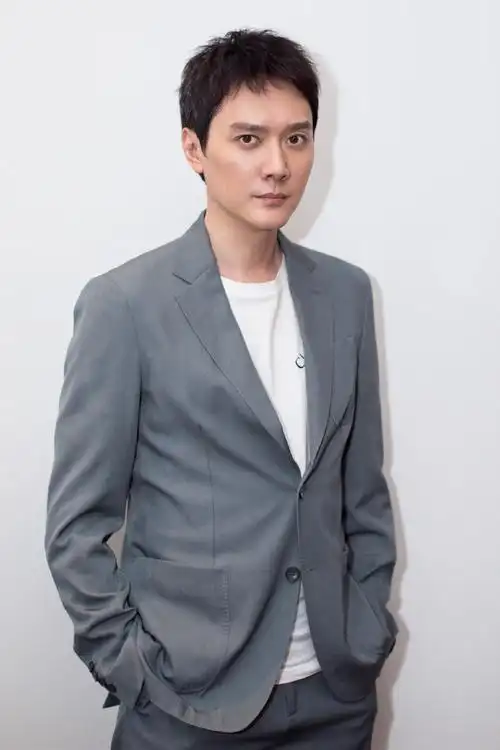 原创赵丽颖坐月子,胖的却是冯绍峰?双下巴难掩帅气,一身西装太酷了