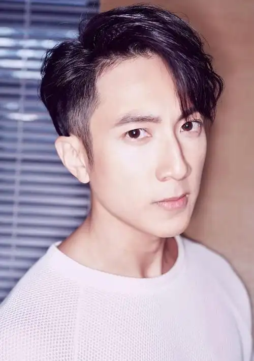 吴尊罕见晒儿子帅照和爸爸梳一样的发型简直就是小号吴尊