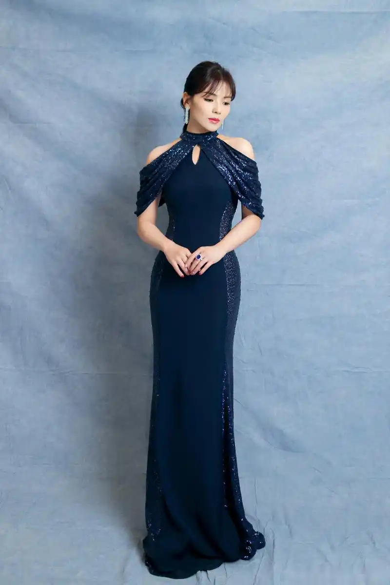 三年满贯,剧中演绎人生百态;跨界主持,台上解锁温润泰然.