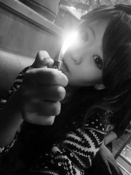 漂亮透明qq女生皮肤大图素材:那年夏天,永远成了我们的永远_www.9inx.