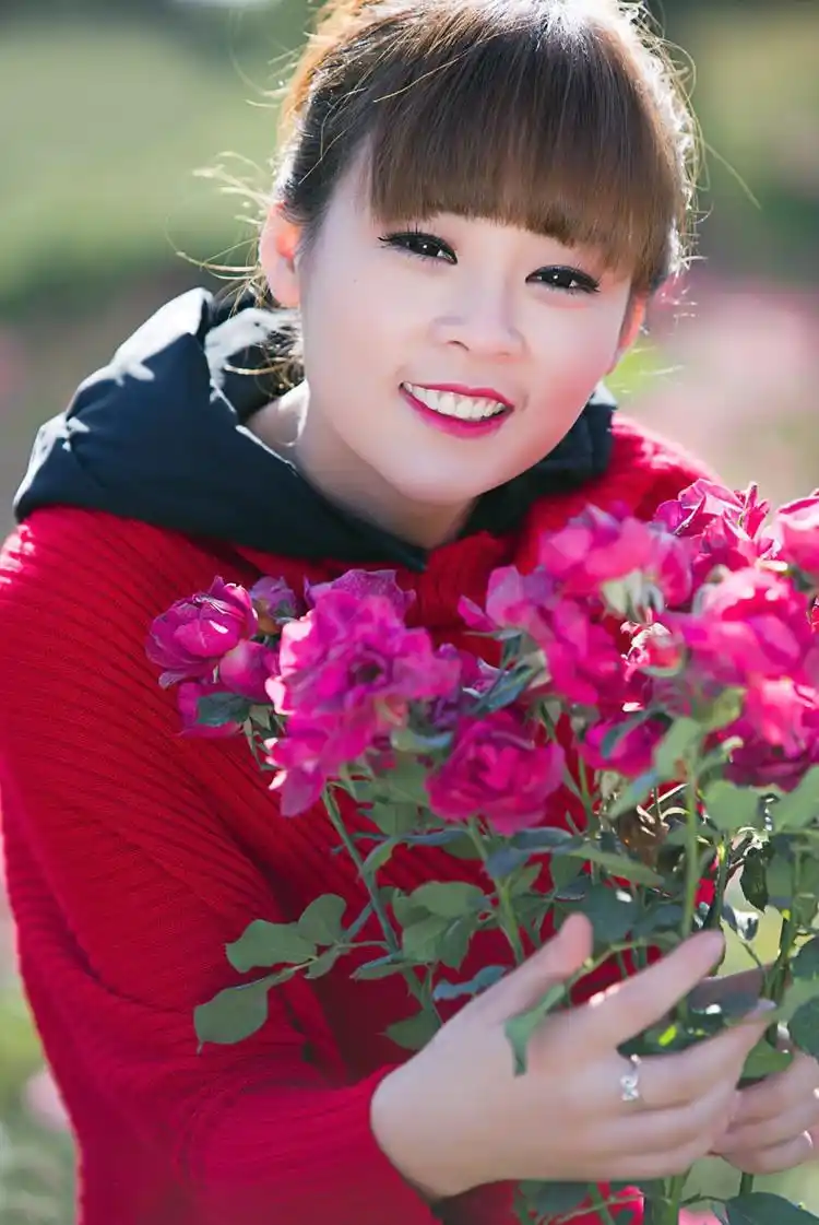 透过那树丛中金色阳光下的秀美红衣姑娘