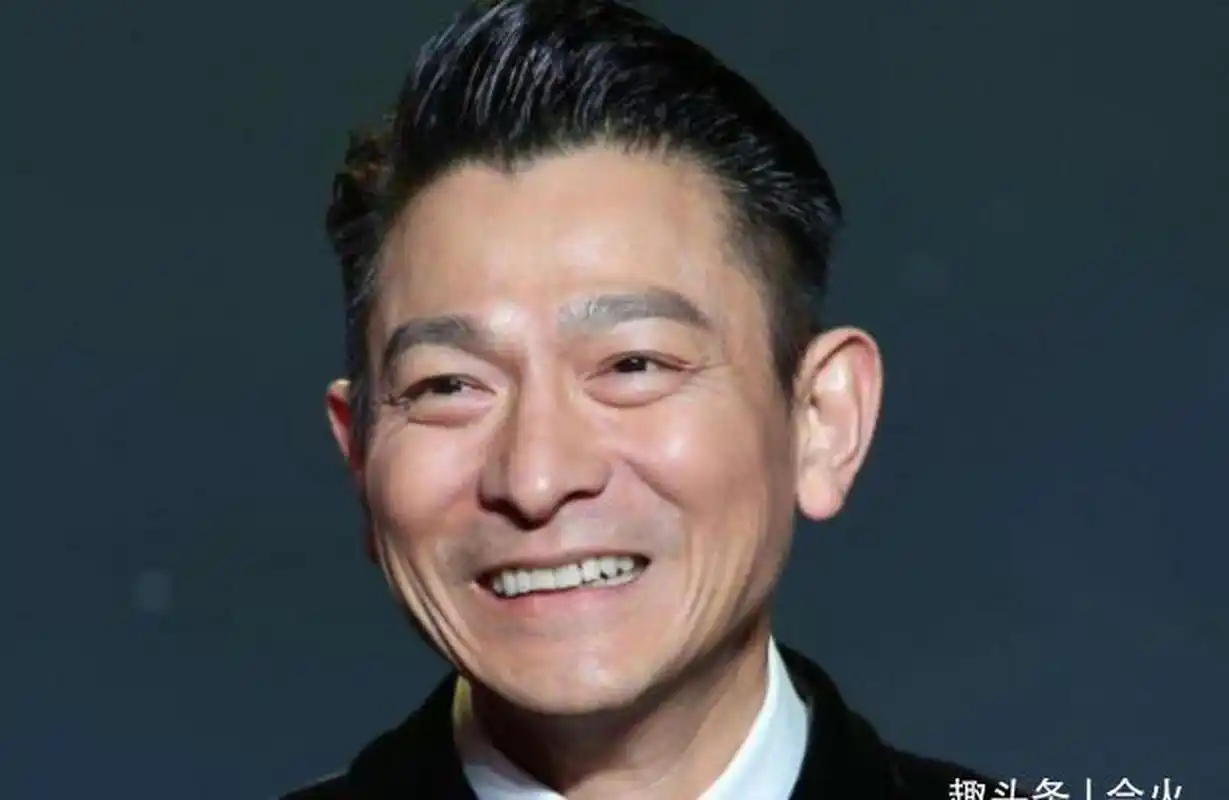 60岁刘德华街头被围观!