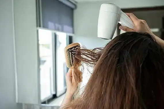 湿发睡觉的危害可不只是感冒!立秋后这样做,教你养出好头发