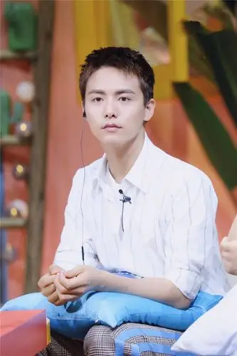 马天宇33岁还能演学生私下穿搭简约帅气剪寸头更看不出年纪了