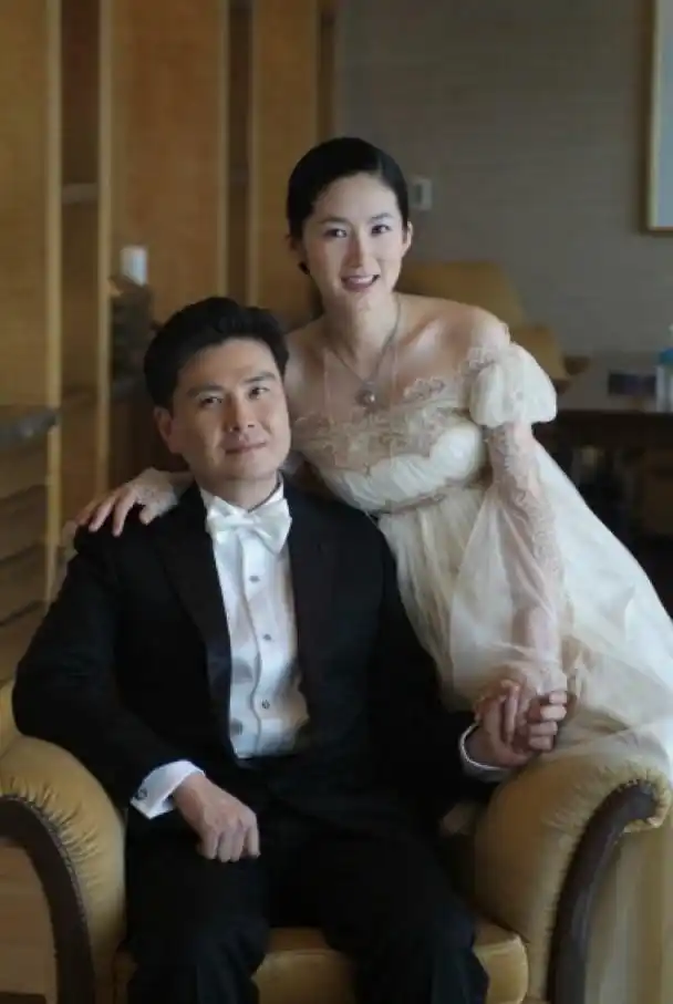 沈银河与丈夫于2005年结婚.