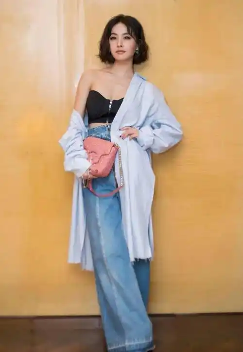 原创40岁蔡依林又作妖时尚穿衬衫还不好好系扣子靴子直接当裤子穿
