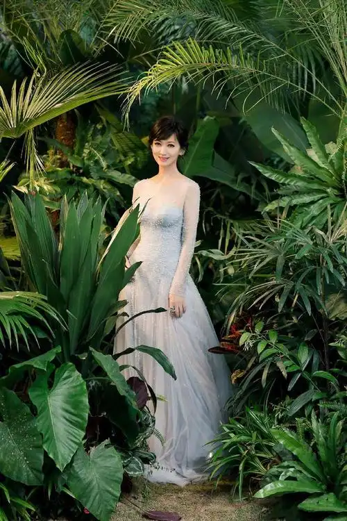 一般人在生活中很难驾驭,更别说一个奶奶辈的人了,但在赵雅芝的身上