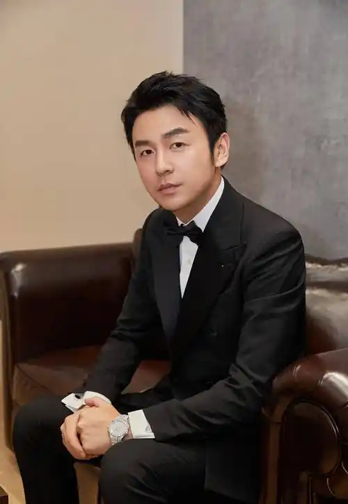 演员雷佳音,老婆是吵架吵来的,和岳母处得像姐弟