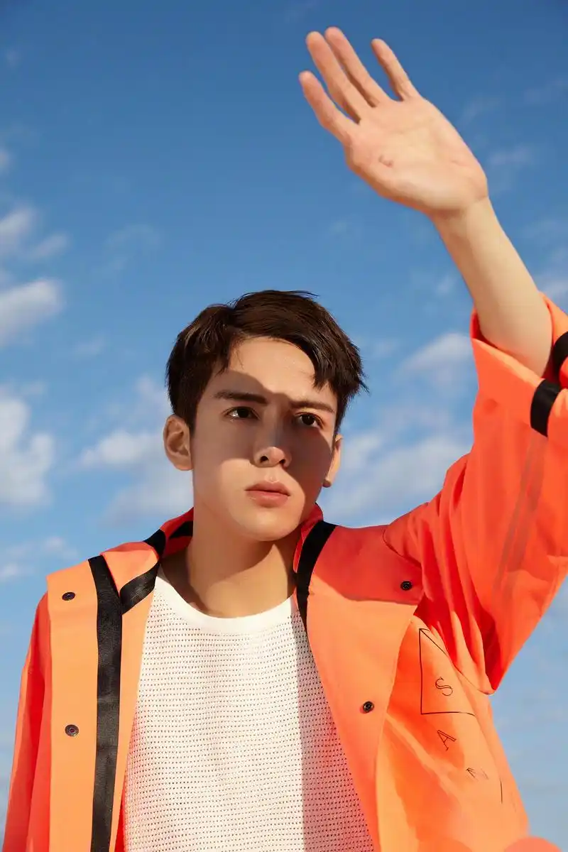曾舜晞橙衣写真曝光,纯粹撞色构图诠释先锋时尚感.