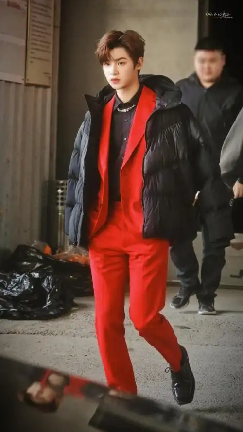 黄明昊红色西服套装look!黄总出街帅就一个字