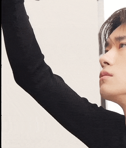 饭制易烊千玺工作室存货动图,仿佛是被壁咚的视角