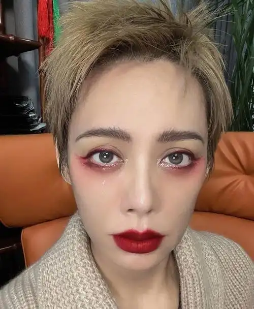 宁静向外界公布了一条令人瞠目结舌的消息——她与丈夫古雷已经离婚