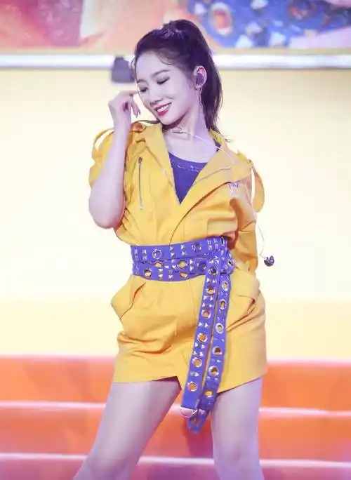 孟美岐写真照曝光衬衫皮裤配短靴霸气得一点不像21岁