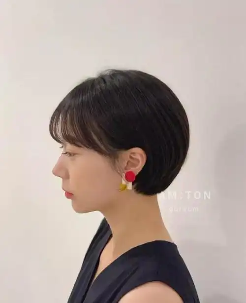 短发发型女学生圆脸露耳,10岁一12岁儿童短发发型有哪些,试试这几种