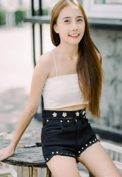 吊带配热裤的穿搭,阳光般的笑容,哪怕长得不漂亮,小姐姐也很迷人_女孩